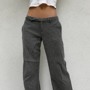 LÅGMIDJADE KOSTYMBYXOR!! - Säljer ett par super fina kostymbyxor! Dom är köpta här på Plick men passade tyvärr inte mig! Dom är i storlek 38 men är insydda till 34/36 av förra ägaren. Dom är lite noppriga men annars helt felfria! Buda ifrån 200 + frakt! Går även med på direktköp  🖤 ( lånade bilder ifrån @siriskansjo )