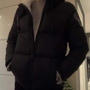 Snygg svart puffer jacka som passar till allt! Varm och skön, perfekt vinterjacka. Stl M men passar mig bra som vanligtvis har S💗