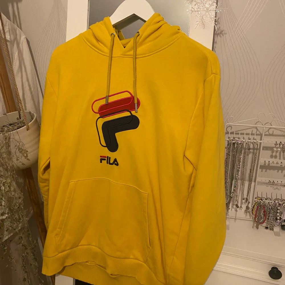 Säljer en Fila hoodie som knappt kom till användning mer än ett 5-tal gånger, Nypria 679kr, storlek M och betalning sker på plats eller innan den skickas. Mvh Todd. Hoodies.