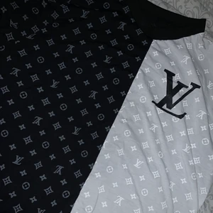 LV tröja  - Cool LV tröja, ej äkta. Aldrig använd, endast testad. Har en exakt likadan redan, behöver ej två st🤷🏻‍♀️ köparen står för frakt🙏🏼