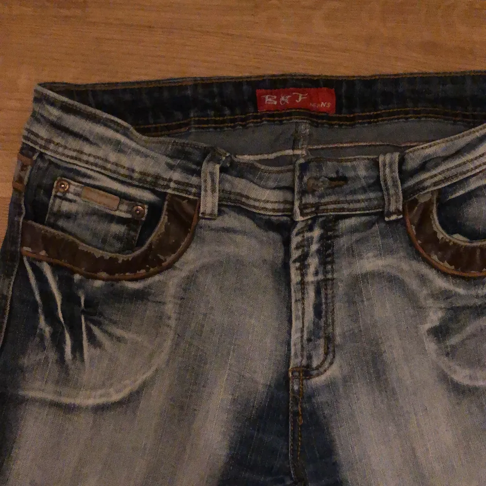 Jättesnygga bootcut jeans som är typ blekta/ slitna, buda❤️. Jeans & Byxor.