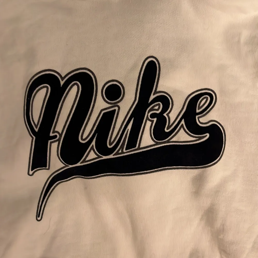 Jättefin vit Nike hoodie som ser helt ny ut som jag säljer för att den inte kommer till användning🤍 . Hoodies.