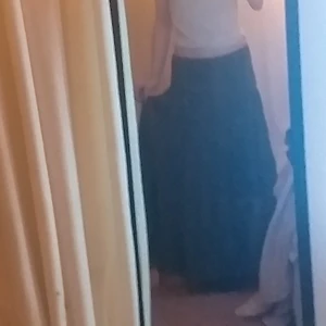 Cottagecore grön kjol - En grön kjol med detaljer köpt för länge sen. Ganska stor i midjan men det kan fixas med en corsett