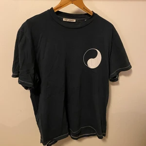 Our Legacy workshop tee - En t-shirt från OL’s workshop kollektion. Har ett litet hål i nacken precis intill sömmen, se bild. Annars som ny. Den e mörkblå. Köparen betalar frakt, betala me swish. Fråga om de är nåt!