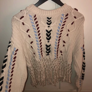 Stickad tröja  - Säljer denna extremt fina tröja! Den är stickad med svarta, blåa å röda detaljer 😍 Pris 150kr eller budgivning om fler är intresserade. Storlek XS-S 