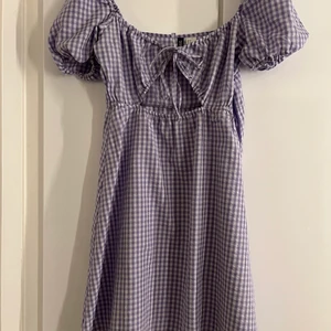 Klänning - Super gullig lila klänning som enbart är använd 1 gång💜💜💜 storlek 38 vill bli av med så fort som möjligt!! 