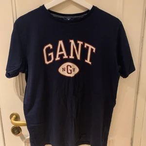 Gant t-shirt - T-shirt från gant i storlek 170 cm/15 years. Passar mig som brukar ha S. I gott skick