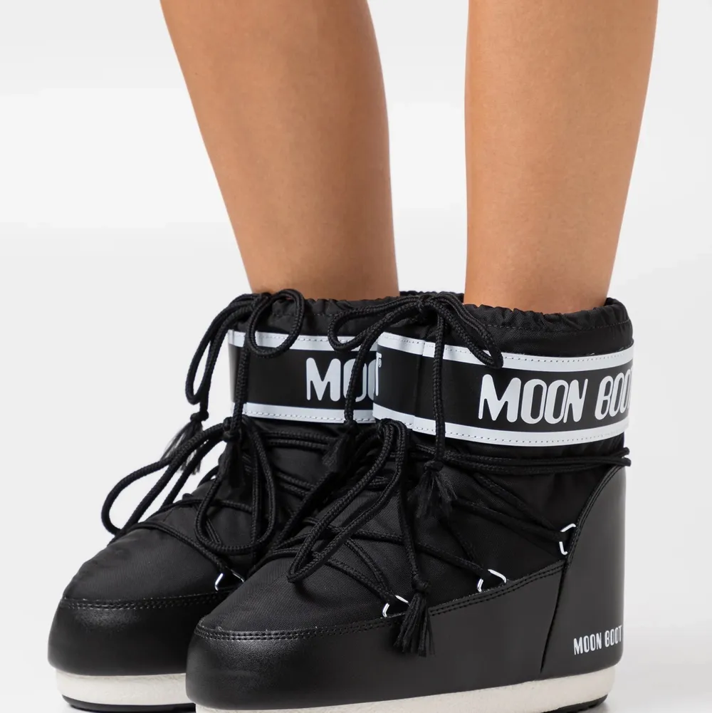 Intressekoll på mina moon boots. Säljer de för minst 1000kr. Köparen står för frakten💕💕. Skor.