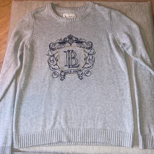 Bondelid logo lady grå stickad, stl:Xs/s - Bondelid logo lady grå stickad, stl:Xs/s, passar en ex och en s, jag är 164 lång och bär både kläder från xxs-s använt sparsamt vid ett fåtal tillfällen, nyckick, inköpt 1200kr, mitt pris 550kr.