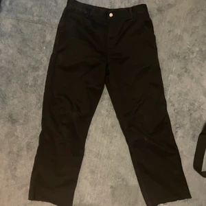 Svarta Carhartt byxor  - Väldigt bra skick, inga hål. Använd fåtal gånger. Storlek 34.