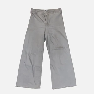 beiga zara jeans - bra skick men har en fläck på baksidan, väldigt höga i midjan