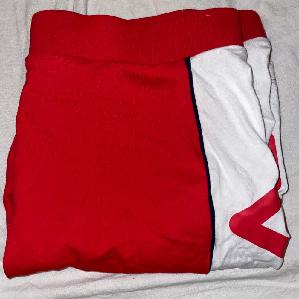 Röda biker shorts från Fila i storlek Medium. . Shorts.