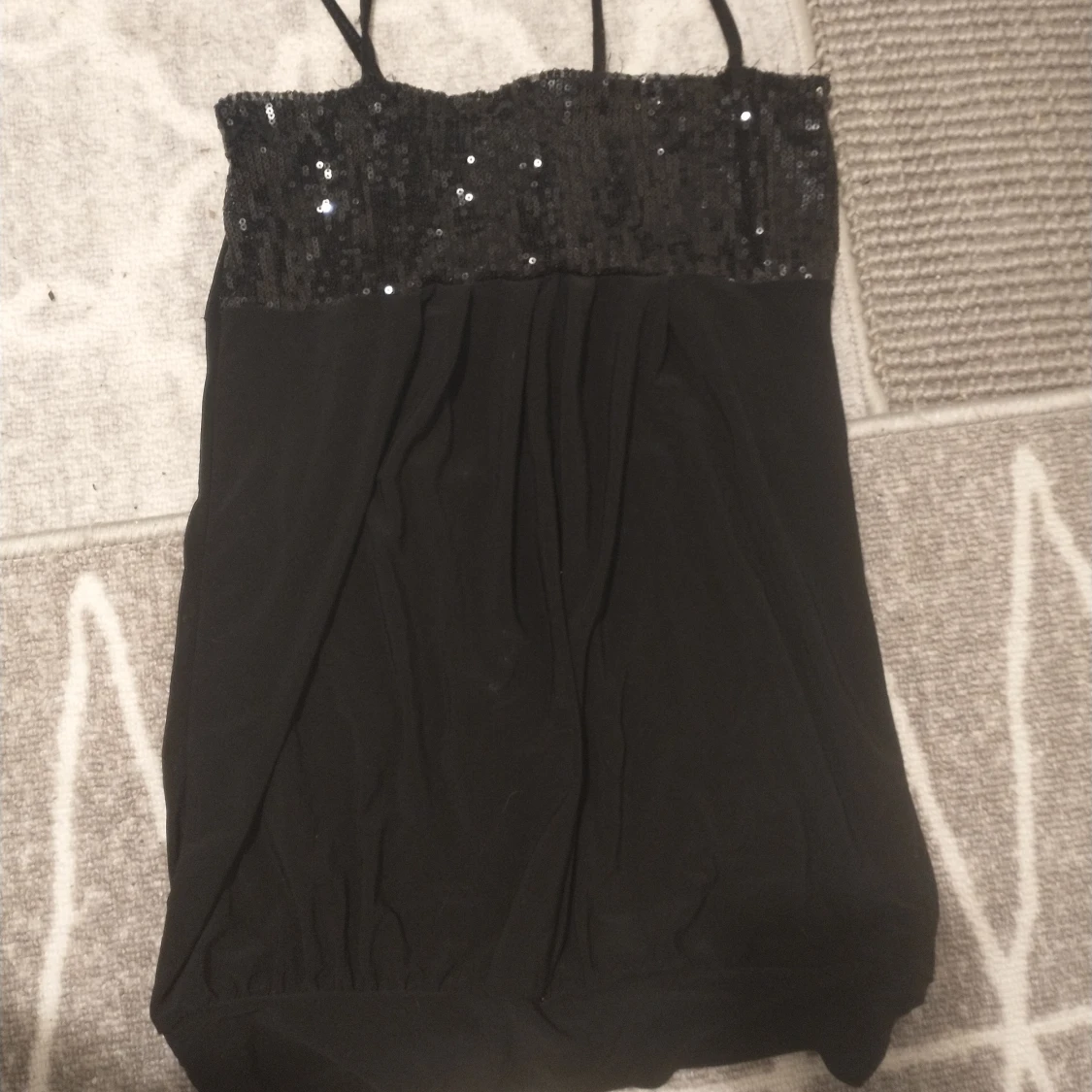 En svart tröja storlek s - 90