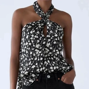 Zara topp - Jättefin slutsåld topp från zara som är använd en gång💗säljer då den var lite stor💕 kontakta för fler bilder✨priset kan diskuteras ❤️