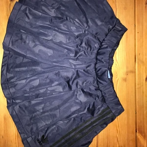 Tennis kjol - Fin tennis kjol, helt ny och aldrig använd. Den är för stor för mig, passar m+