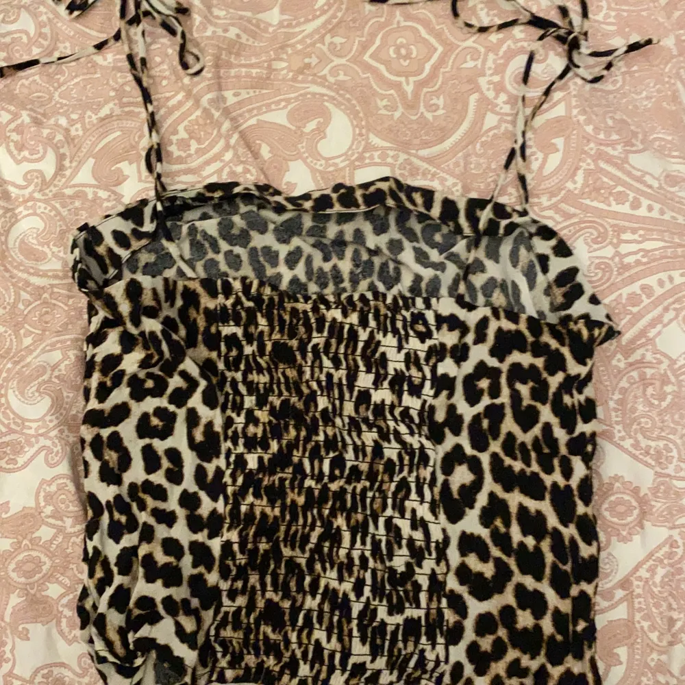 Leopard linne från hm som ej kommer till andvänding💖. Toppar.