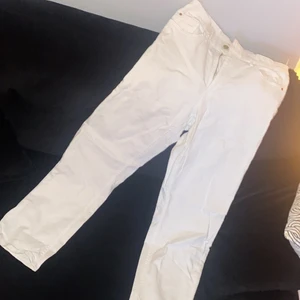 Vita mom-jeans  - Vita mom-jeans från Holly&White (Lindex). Stretchig och rak modell. Aldrig använda. Storlek 42.