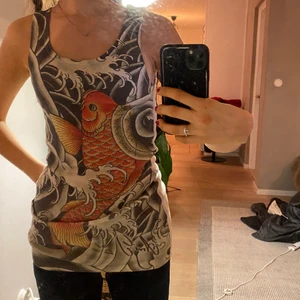 linne y2k - jätte snyggt linne som tyvärr inte kommer till användning. påminner om ed Hardy men det är okänt märke. 