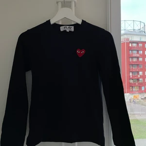 CDG tröja  - Comme Des Garçons svart tröja 🌸 Frakt tillkommer 