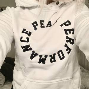säljer en peak hoodie i bra skick! inte så använd💞 storlek xs, skriv för fler bilder!