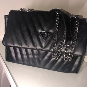 Guess väska - Guess väska A kopia Fake skinn Köparen står för frakten Pris kan diskuteras vid snabb affär