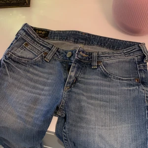 Lee jeans - Lee jeans i modellen Elly. Är lågmidjade. Strl är 13y vilket kan vara xxs-xs. De passar inte mig och säljs därför 💕 jag är i strl s-m. Midjemått: ca 70 cm. Innerbenslängd: ca 72