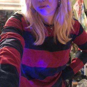 Långärmad tröja - Mysig långärmad tröja i lite tjockt material. Köpt för ca ett år sen och väldigt sparsamt använd💕