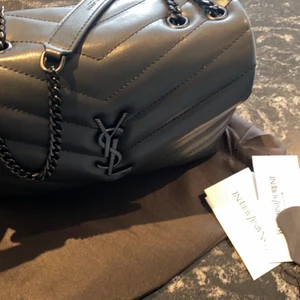 YSL väska  - Ysl väska, oäkta använd en månad ungefär, skickar mer bilder vid intresse :)