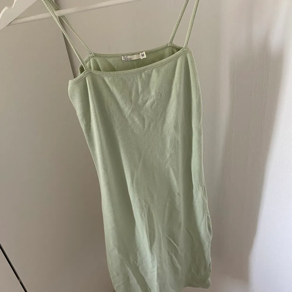 Gröna klänning från Nelly, storlek M, använd två gånger. Säljer till första som skriver. (100kr+frakt). ( skriv vid fler bilder) . Klänningar.