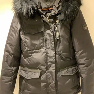 Hollies livingo jacka  - En hollies livingo jacka i svart päls, sitter fint nu till vintern. Köpt förra året sent på vintern använd ett par enstaka gånger pga köp av en annan jacka. Super bra skick som ny. Äkta päls e de då också. Sitter jätte fint och går även att spänna runt midjan.😍😍😍. Köpt nypris 4500 säljes för 2000