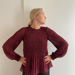 Fin blus - Jättefint skick, puffliknande ärmar och som en volang längst ner!