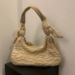 Väska - Från zara, super fin o rymmer jätte mycket