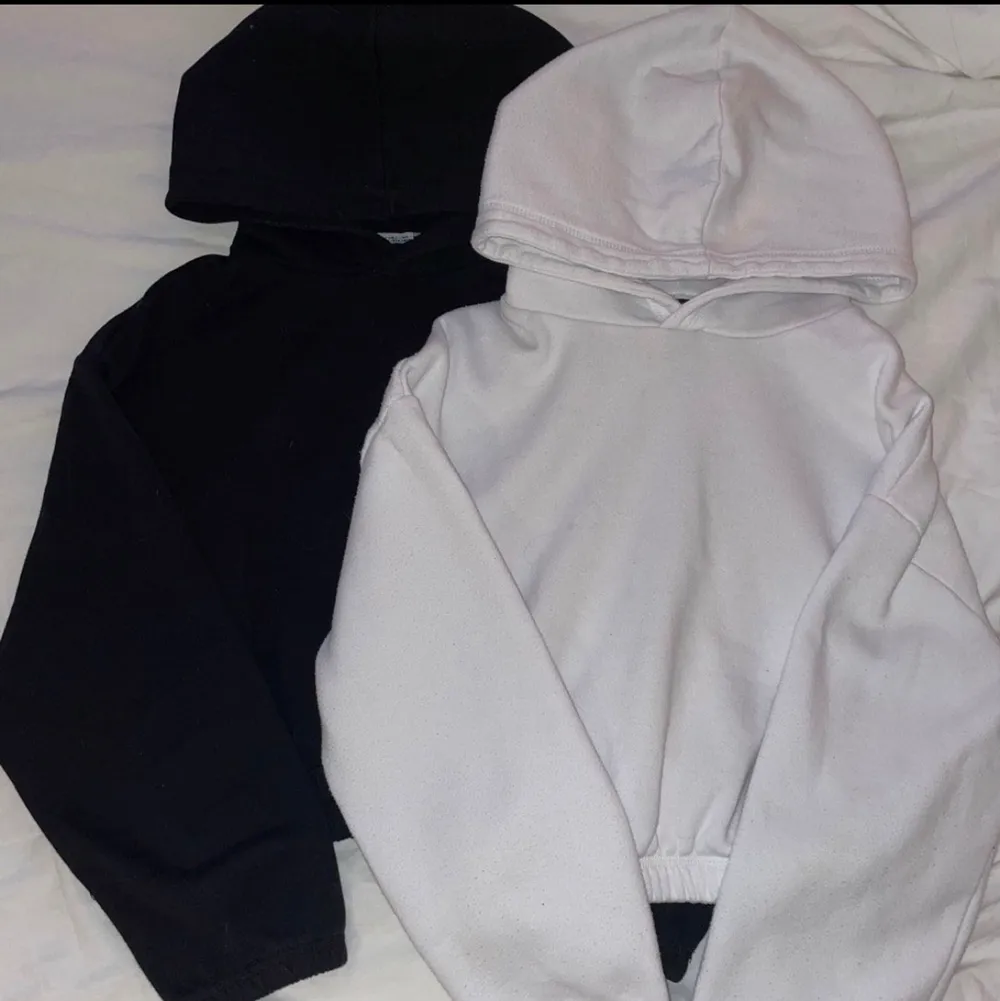 Jättefin vit Hoodie från Zara stl S. Nypris 119kr. Köpt förra hösten men kom knappt till användning. Hoodien är i nyskick och endast använd ett fåtal gånger, superbra kvalitet. OBS: Den svarta av samma modell hittar ni i profilen, antingen enskild eller köp båda för 140kr!?  Frakt tillkommer!. Hoodies.