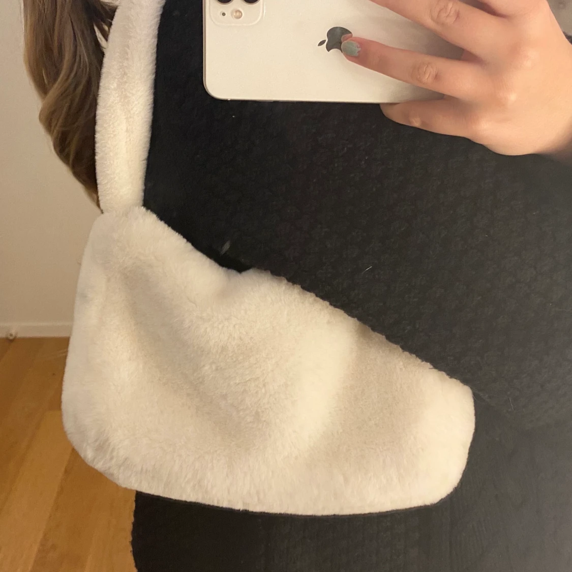 Vit fluffig axelväska  - 91