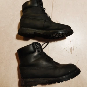 Kängor i äkta skinn - Timberland-modell i äkta läder. Köpta i Spanien, sparsamt använda. Storlek 39, men generöst med plats i. 