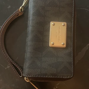 Michael Kors Plånbok  - Michael Kors Plånbok, använt 2 ggr, bra skikt! 