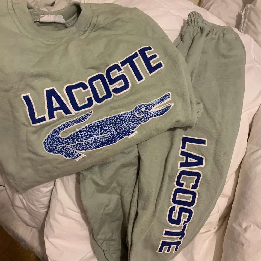 Supersnyggt och mysigt vintage mjukis-set från Lacoste. Köpt vintage men i fint skick. Storlek står ej men skulle säga att dom sitter som en oversized S-M. . Hoodies.