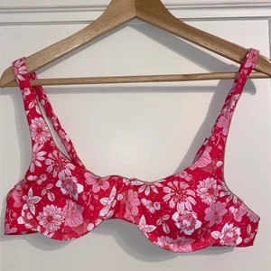 Bikini - Säljer denna bikinitopp i strl L från shein. Helt oanvänd, endast provad. Superfin men gick ej att använda pga fel storlek.