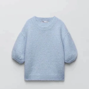 Stickad blå  T-shirt från Zara  - Säljer denna fina tröja då den är för liten. Inga defekter och är helt ny, köparen står för frakt 