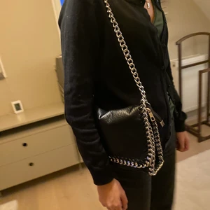 Säljer min jättefina Tiamo väska - Säljer denna jättefina Stella liknande väska då den inte kommer till användning längre, man kan även länga bandet!💕💖