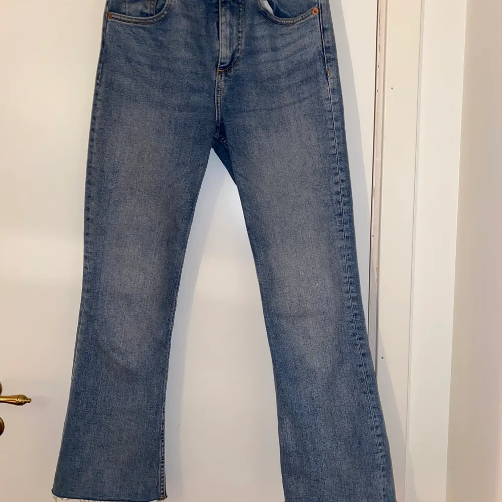 Säljer ett par ljusblåa jeans från zara som är utsvängda och croppade. Dom är i storlek 34 och lågmidjade. Köparen står för frakten. . Jeans & Byxor.