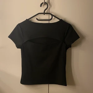 Svart t-shirt  - Har rensat min garderob och behöver göra mig bort med kläder. Säljer inte under 80kr och frakt ingår inte🚚📦 du får bestämma priset på plagget själv💕