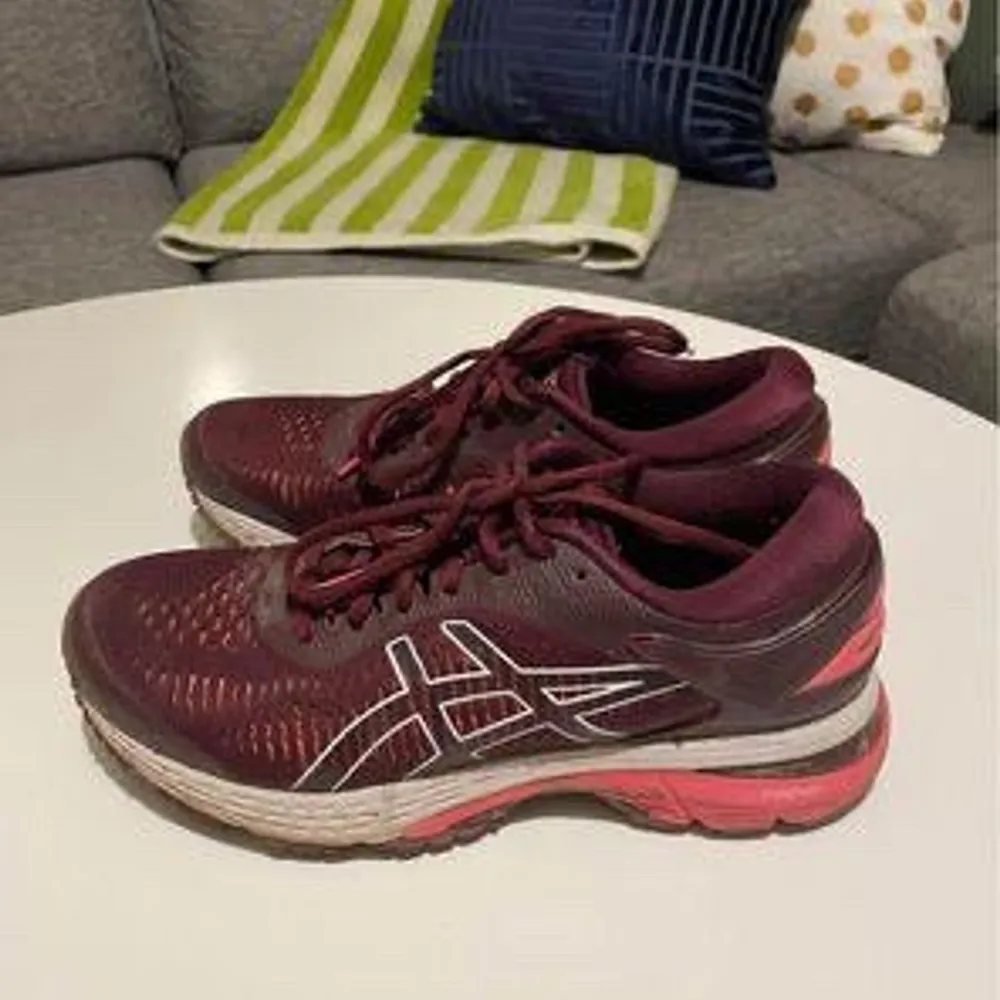 Asics löparskor i nyskick, lila, storlek 37,5.. Skor.