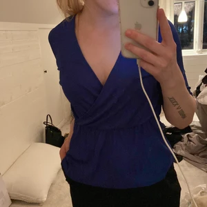  omlott topp - blå omlott topp från salt (pris: 116kr inklusive frakt) nypris: 249kr