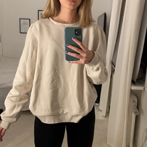 Pernilla Wahlgren kollektion, sweatshirt - En vanlig basic sweatshirt som är i färgen beige! Storlek L, men är liten i storleken så den är inte oversize! Knappt använd, lite små detaljer på axlarna:) väldigt fin och kan matcha till de mesta allting💗
