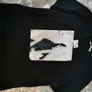 T-shirt med tryck - Oanvänd t-shirt i stl. M