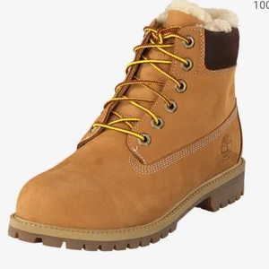 Timberland känga dam strl 40 - Superfina Ull fodrade timberlands! Ytterst lite använda och endast små små skavanker. Passar strl 38-40! Jättevarma och toppenfina! Väldigt varma och rejäla. Modellen är för kvinnor men passar även män. Nypris: ca 2000 kr. Hör gärna av dig: