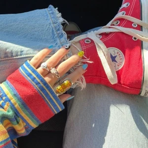 RÖDA CONVERSE - FÖRSTA BILDEN LÅNAD!! Röda converse, storlek 37 men passar 38. Mindre defekter som kan ses på sista bilden. Fräschas till innan dom skickas. Har varken kvar kvitto eller kartong. Pris kan diskuteras. Säljer även blåa💕 🛑BUD PÅ 200🛑