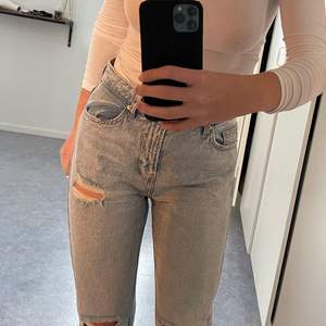 Supersköna snygga mom jeans från Bershka. Sitter så jäkla snyggt över benen och rumpan!!! Säljes då jag ej gillar håliga jeans. 