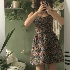 super söt vintage klänning - Det är till stor sorg jag säljer denna klänningen pga för lite användning. köpt på second hand och har lite vintage vibe. så himla bekväm och har super mjukt material i sig. den är hög kvalitet och känns och ser helt ny ut. kan mötas upp i Gbg eller frakta. Jag står inte för postens slarv.